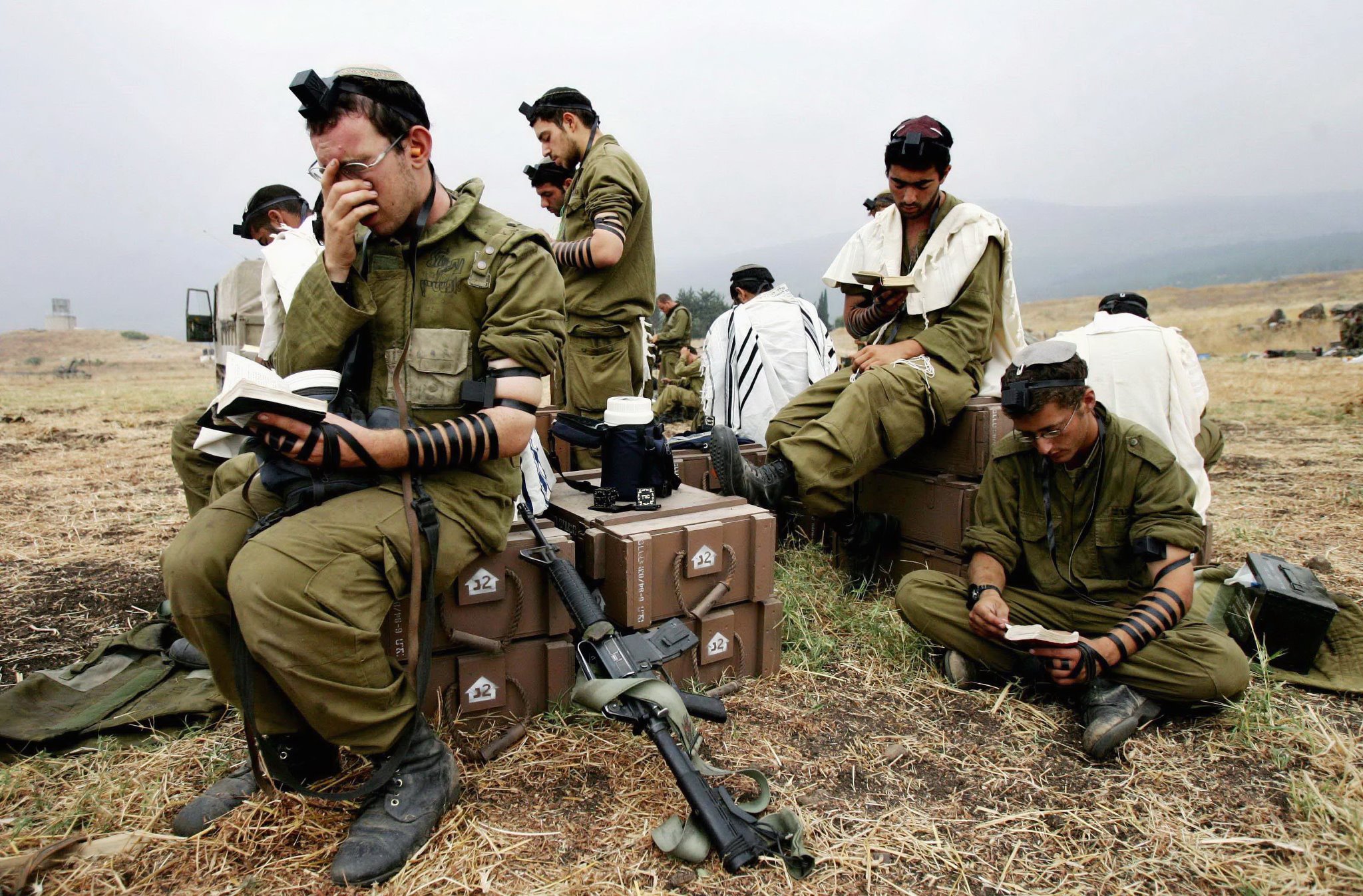 إسرائيل تسعى لاستعادة أشلاء جنديين قتلا بغزة