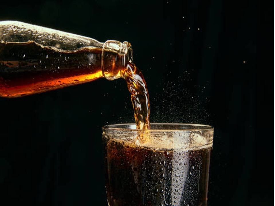 7 مخاطر تتعرض لها عند تناول المشروبات الغازية "الداكنة"