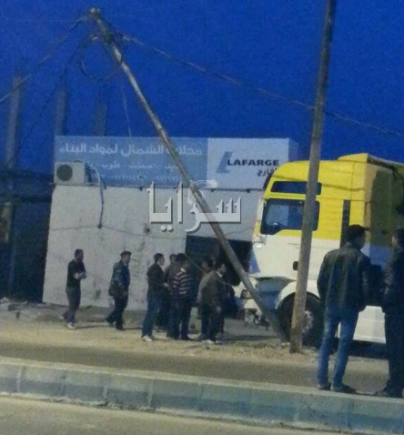 بالصور ..  حادث سير يتسبب بقطع أسلاك كهربائية و أزمة خانقة  في "بيت راس"