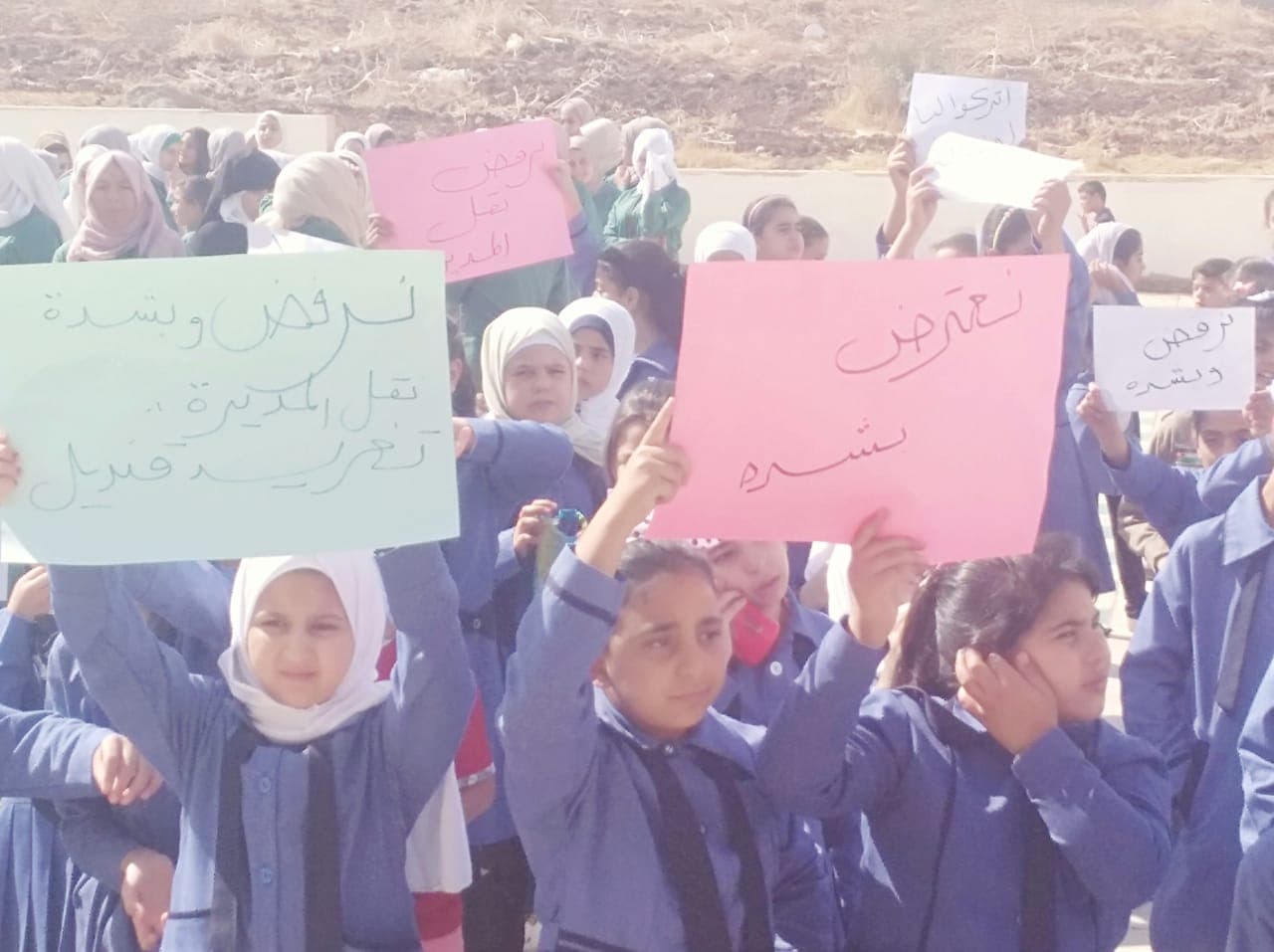 بالصور : اعتصام طالبات مدرسة فاطمة بنت اليمان  في اربد  للمطالبة بالغاء قرار نقل المديرة 