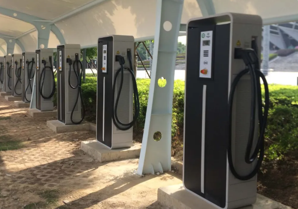 كيف تجد أقرب محطة شحن للسيارات الكهربائية في الأردن؟