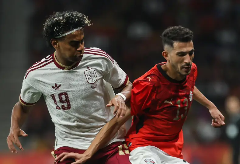 "فيفا" يعاقب إسبانيا بسبب الهتافات المعادية للإسلام خلال مباراة مصر