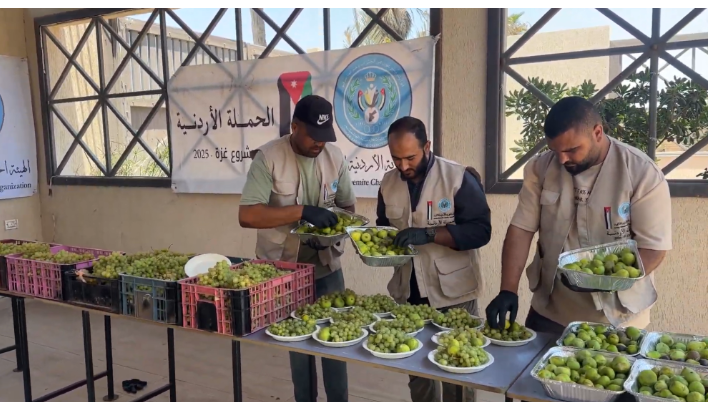 "الخيرية الهاشمية" توزع الفواكه على مرضى الكلى بمستشفى شهداء الأقصى في دير البلح