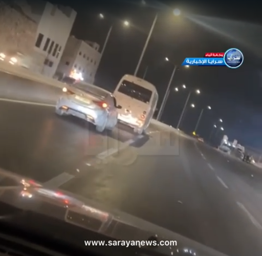 مشاهد صادمة لسائق "باص" متهور يمنع مرور مركبة على طريق اوتستراد عمان - الزرقاء