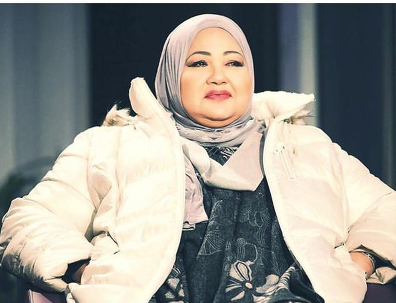 بالصور  ..  انتصار الشراح تغادر إلى لندن لبدء رحلة العلاج في الخارج