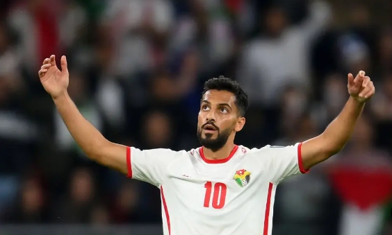 التعمري يشتكي من أرضية ملعب ستاد عمان