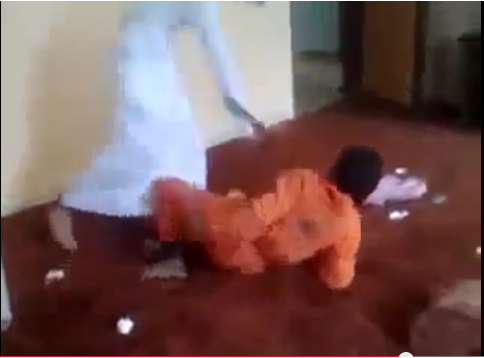 بالفيديو ..  سعودي يضرب عامل نظافة بحجة معاكسته لزوجته