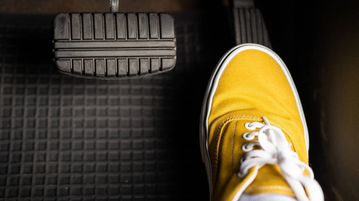 لماذا تحظر الصين قيادة السيارات بدواسة واحدة؟