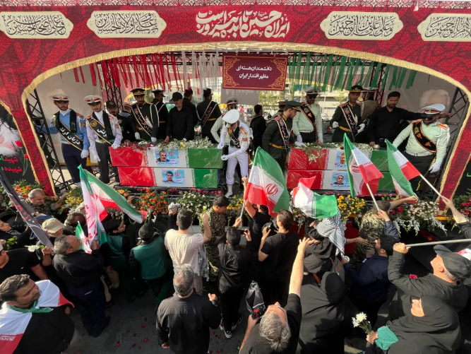 إيران تشيّع قادة عسكريين وعلماء نوويين قتلوا بضربات "إسرائيل"