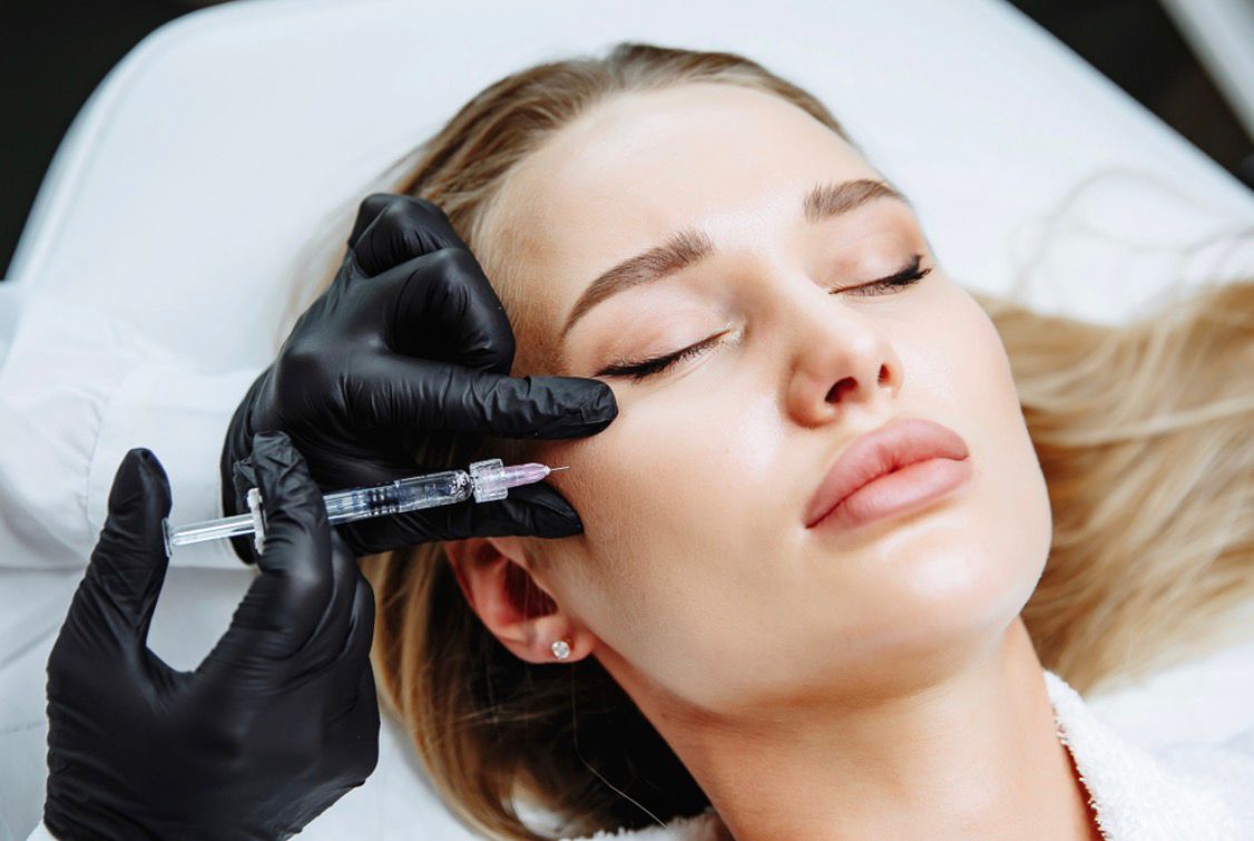 لماذا أصبحت حقن الدهون الخيار المفضل لتجديد شباب الوجه؟