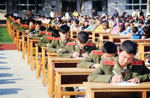 لمنع الغش : الصين تمتحن طلابها في ملعب رياضي وتستخدم 80 تلسكوباً