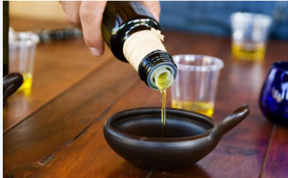 هل يطيل زيت الزيتون عمرك؟