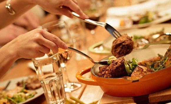 ما الأخطاء التي نرتكبها عند الأكل بالمطاعم؟