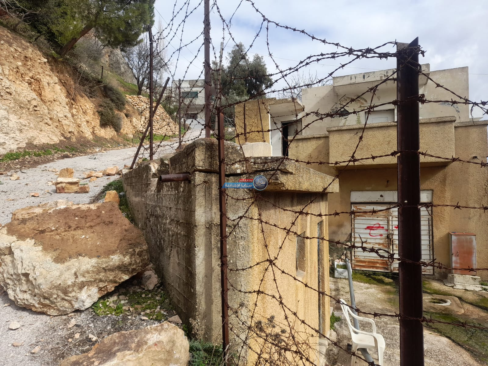 بالصور  ..  انهيار صخري بمنطقة المغاسل غرب مدينة جرش