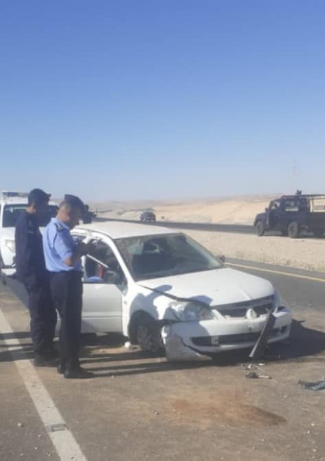 وفاتان و5 اصابات بحادث تدهور مركبة على الطريق الصحراوي