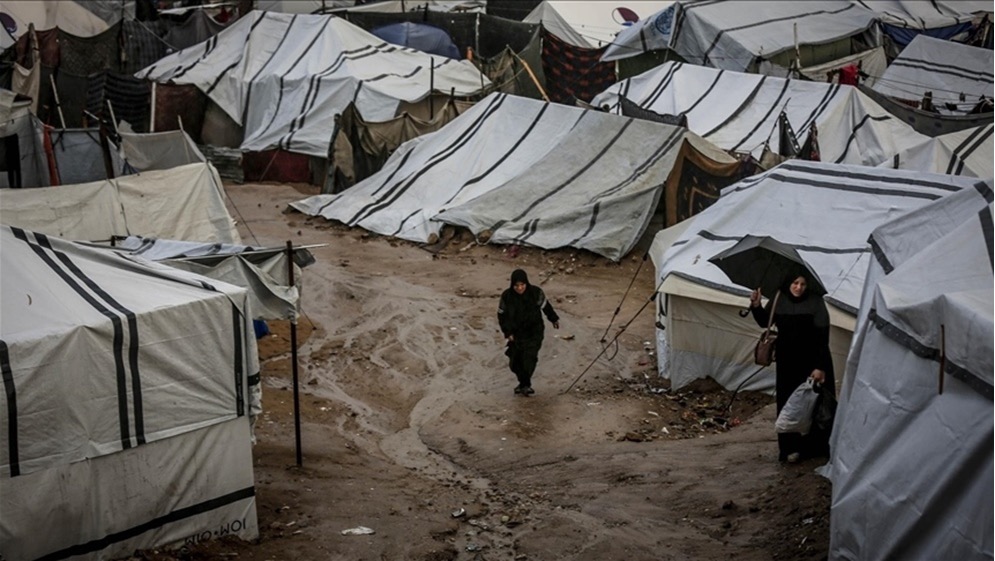 الرياح والأمطار تقتلع وتغرق خيام نازحين بغزة