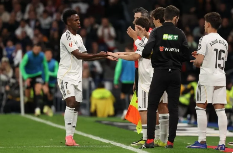 ريال مدريد اجرى 6 تبديلات خلال لقاء إلتشي !  ..  كيف حدث ذلك ؟