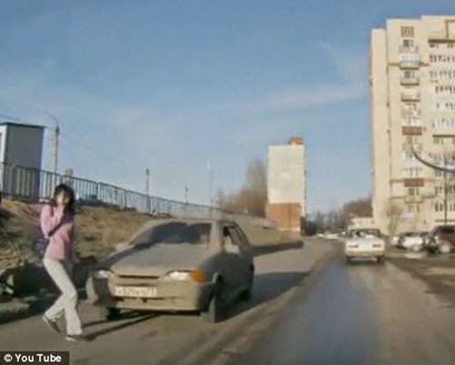 بالفيديو  ..  لحظة صادمة لسيارة تدهس سيدة روسية