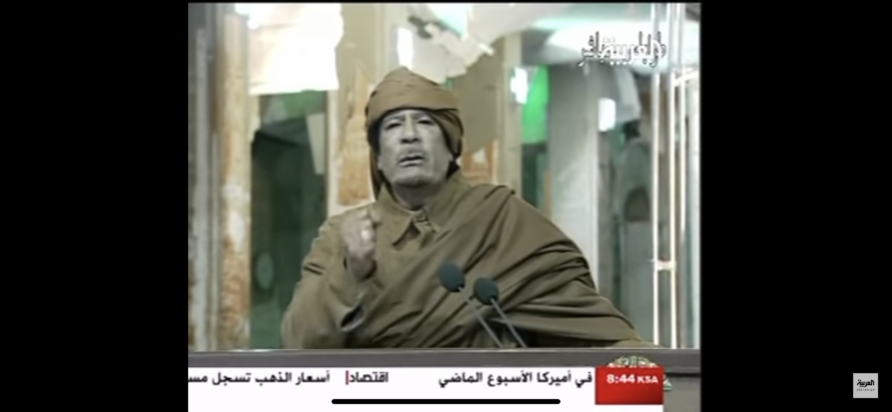 بالفيديو :غرائب وعجائب القذافي وهو يتحدث للجمهور