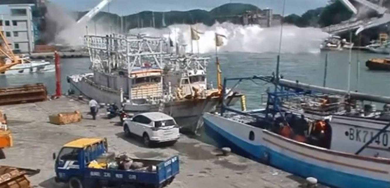 بالفيديو  ..  ما حصل كارثي ..  شاهد لحظة انهيار جسر وإصابة 14 شخصاً 