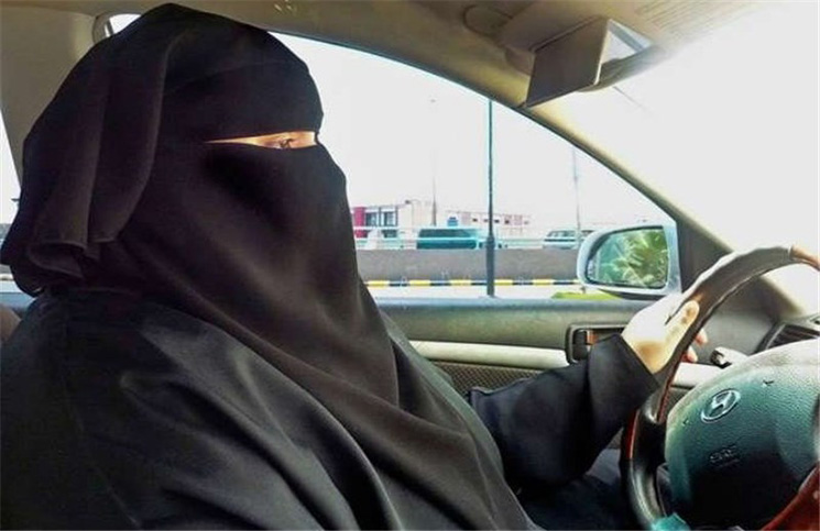 “هاشتاغ سأقود سيارتي” يشعل “تويتر” السعودي… والبعض يتهكم: لن تقودي