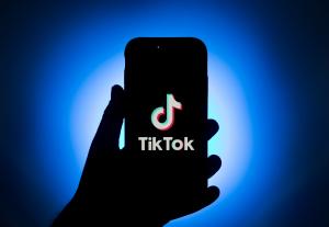 ولاية أمريكية تتهم منصة تيك توك بتضليل مستخدميها