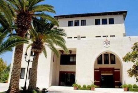 خمسة اطباء يطعنون بقرار مجلس الوزراء خصم 10% من رواتبهم