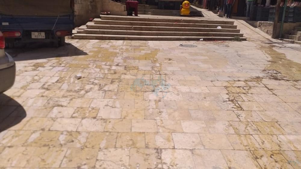 تسرب مياه الشرب من بلاط شارع الحمام التراثي منذ اكثر من اسبوع يسهم في هدر المياه