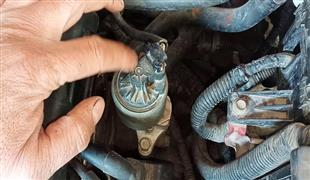 «القطعة المجهولة» داخل موتور سيارتك ..  السبب الحقيقي وراء استهلاك البنزين الزائد واهتزاز المحرك