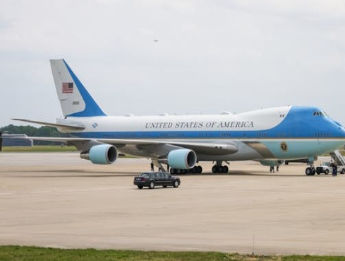 ترمب يغيّر ألوان الطائرة الرئاسية ..  ويودع عهد كينيدي