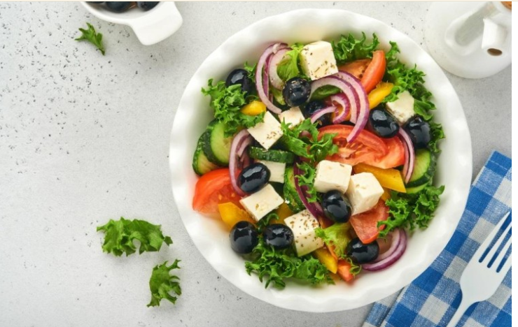 سلطة يونانية بالجبن والزيتون