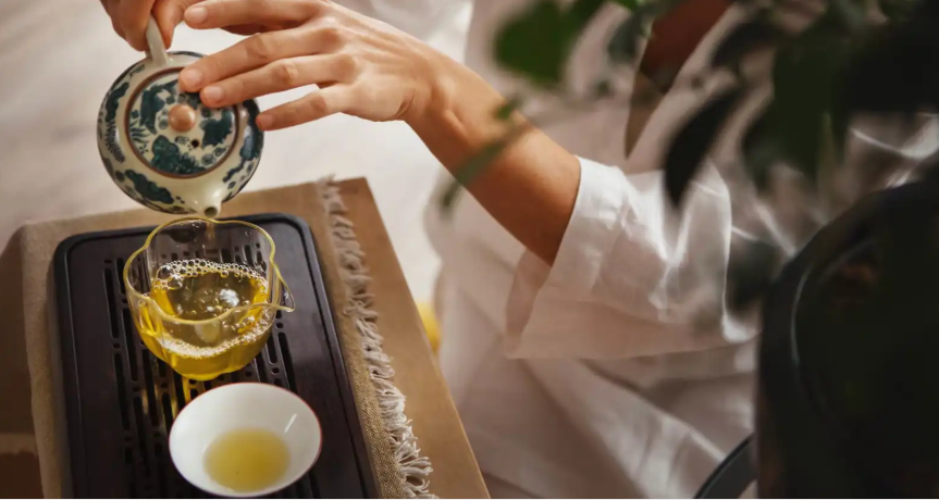 ماذا يحدث لجسمك عند شرب الشاي الأخضر يوميًا؟