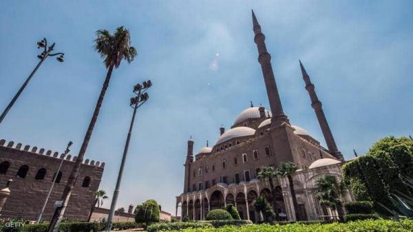 مصر تعيد صلاة الجمعة جزئيا