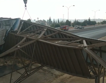 الدوريات الخارجية تكشف سبب حادث اصطدام "تريلا" بجسر على طريق المطار