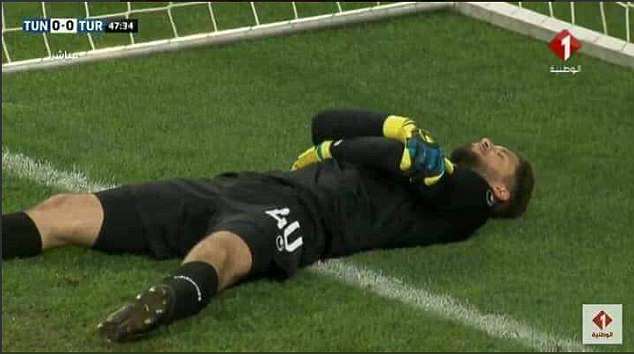 بالفيديو  ..  حارس المنتخب التونسي يُمثل انه مصاب ليتمكن زملاءه الصائمون من الافطار وقت اذان المغرب 