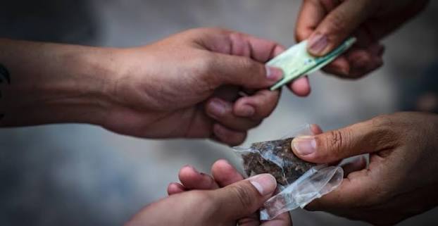 محامٍ: هل أصبحت كلمة "بيع" كافية للإدانة بجرم الترويج؟ 