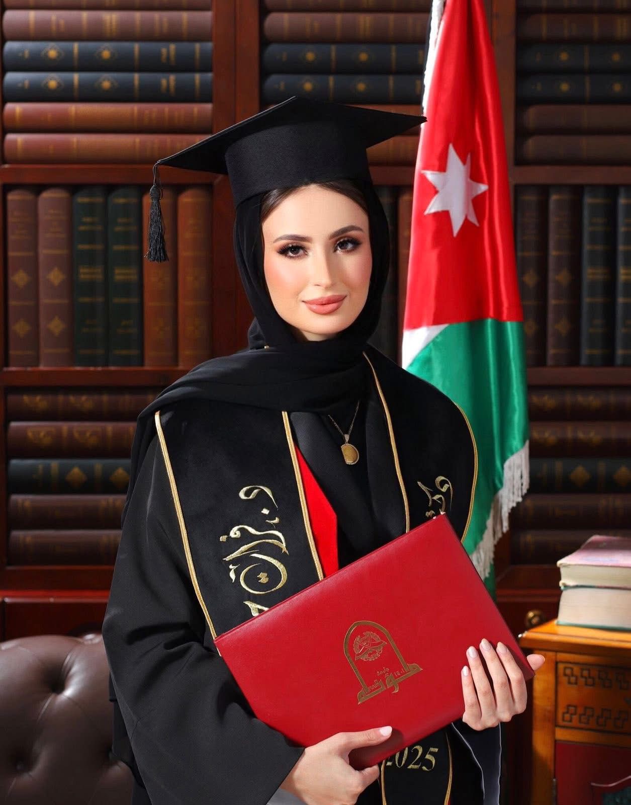 الدكتورة فرات جعفر المجالي ..  مبارك التخرج 