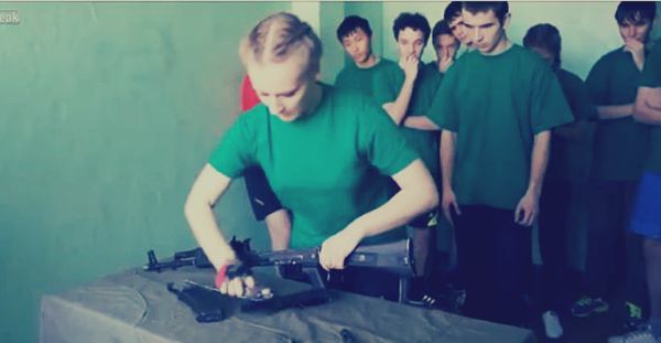 بالفيديو : "تفكيك السلاح وتركيبه" أغرب ما يتعلمه الطلاب في المدارس الروسية