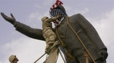 جندي أمريكي يروي قصة تغطية تمثال صدام ..  فيديو