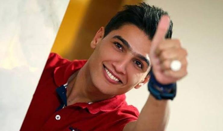 بالصورة ..   محمد عسّاف في صورةٍ نادرة مع والديه ..  فمن يُشبه أكثر؟
