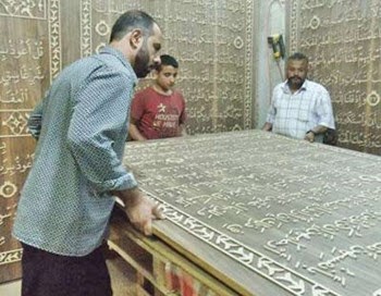 بالفيديو  ..  لاجئ سوري في الأردن يصنع اكبر مصحف خشبي في العالم