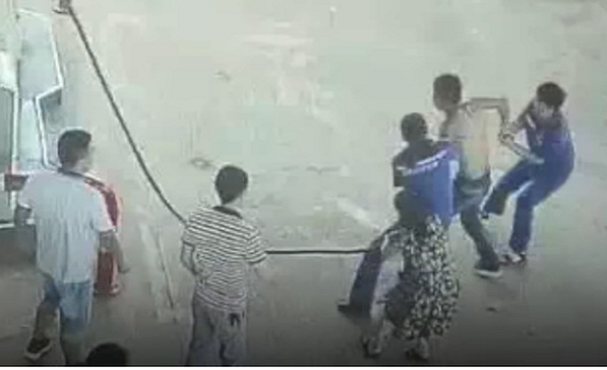 بالفيديو ..  إشكال عائلي كاد "يُشعلُ" محطّة بنزين!