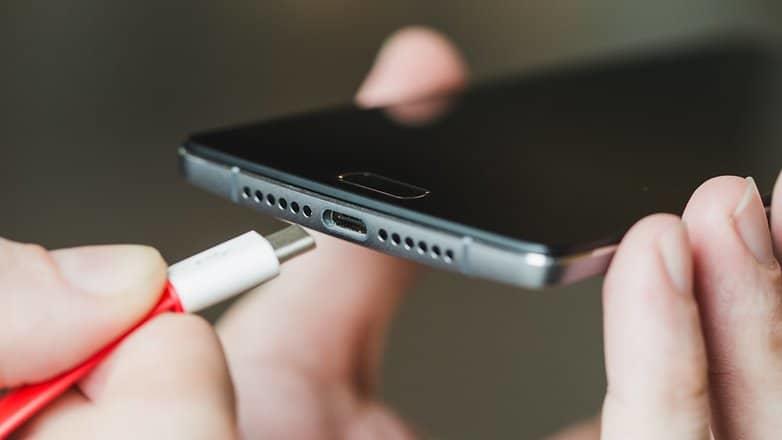 تُسبب الوفاة ..  احذر شحن الهاتف بهذه الطريقة