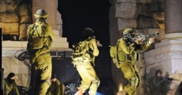 اعتقال 4 شبان في الضفة ومداهمة منازل أسرى محررين