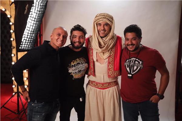 شاهد  ..  أحمد عز في كواليس تصوير أفيش مسرحية علاء الدين