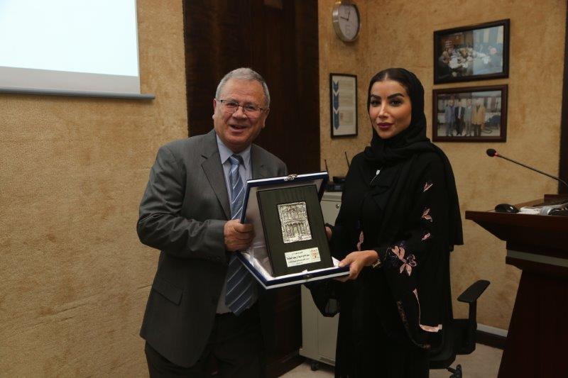 المولا يقدم درع جامعة البترا للأميرة ديمة آل سعود تقديرًا لجهودها في محاربة الفقر