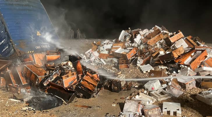تدهور شاحنة محملة بالبطاريات واشتعال حمولتها على الطريق الصحراوي