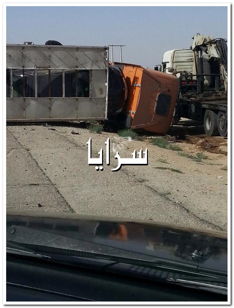 بالصور  ..  تدهور ناقلة مركبات يتسبب بإغلاق جرئي للطريق الصحراوي 