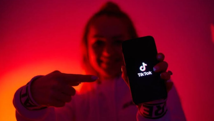 بعد تحذيرات "الوشاح الأزرق" ..  هل يدفع تيك توك الأطفال إلى القتل؟