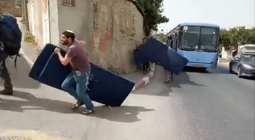 بالفيديو ..  مستوطنون يستولون على مبنى في الخليل خلال انشغال الأهالي بتشييع شيرين